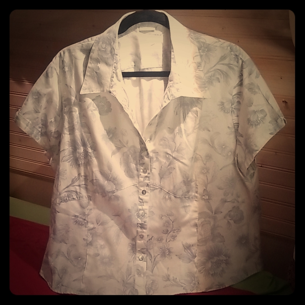 Tailored cap sleeve blouse w/mthr of pearl buttons